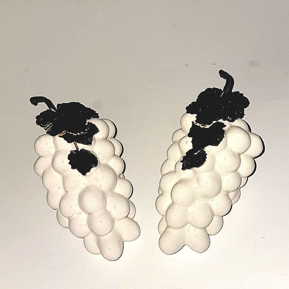 CHIC FRENCH COUNTRY WHITE CERAMIC GRAPES WITH METAL LEAVES SET OF 2